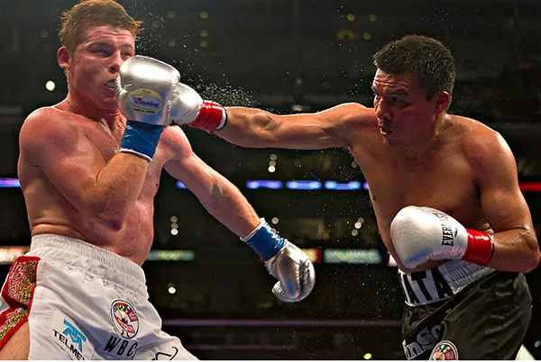 Canelo y Baldomir, durante una pelea
