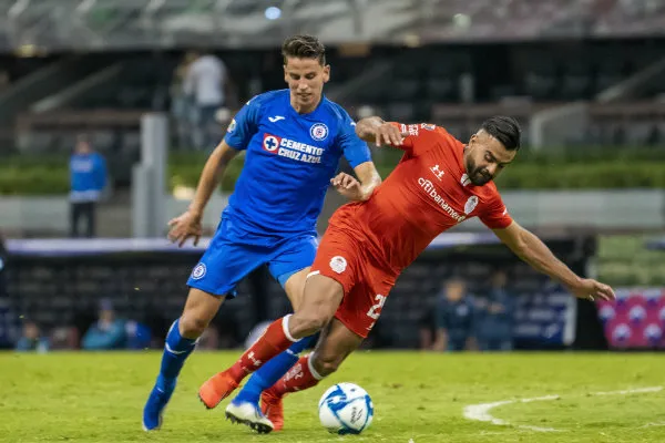 Igor Lichnovsky disputa el balón en un duelo ante Toluca