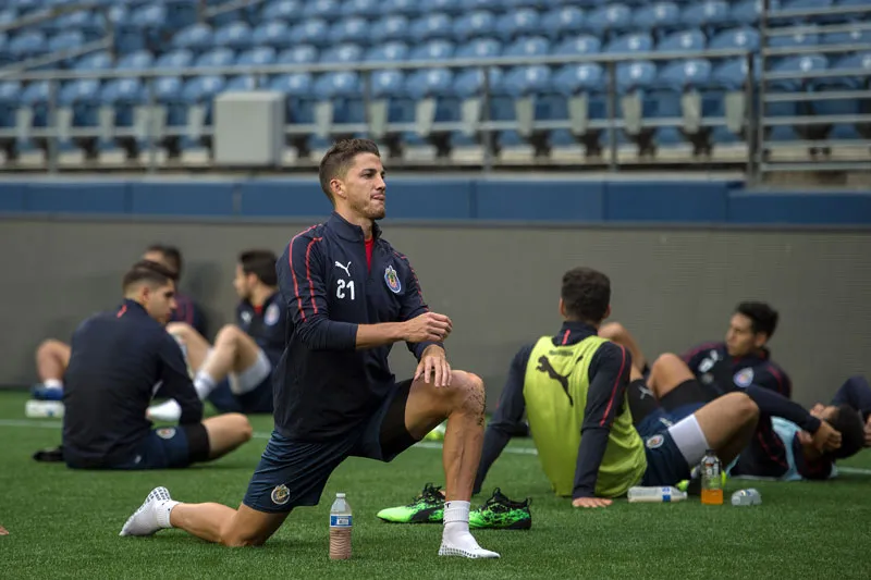 Hiram Mier estira durante una práctica de Chivas