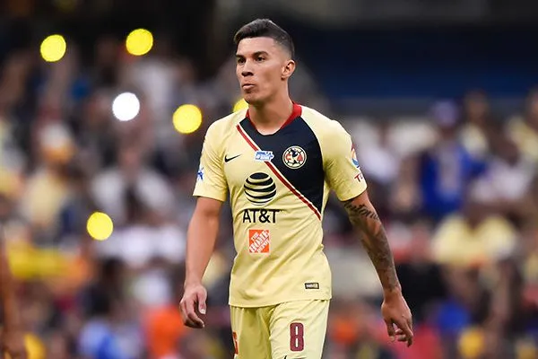 Mateus Uribe en un partido con América