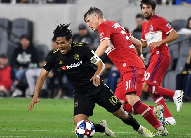 AP Vela es derribado en juego contra Chicago Fire