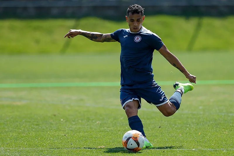 Yoshimar Yutún en un entrenamiento del Cruz Azul