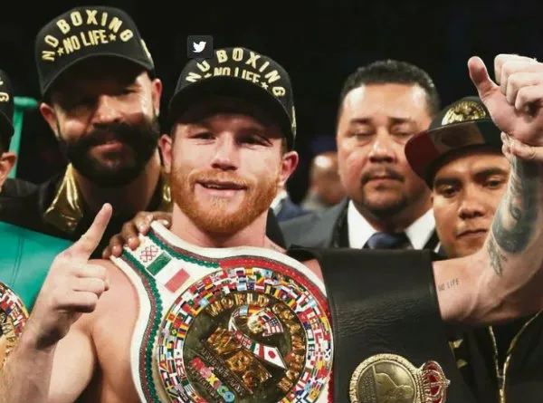 Saúl Álvarez como campeón mundial de peso Medio