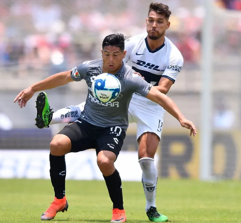 IMAGO7 Maximiliano Salas y Nicolas Freire, luchan por la redonda