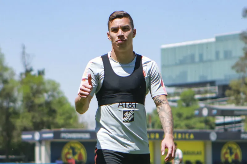 Mateus Uribe saluda en un entrenamiento con el América