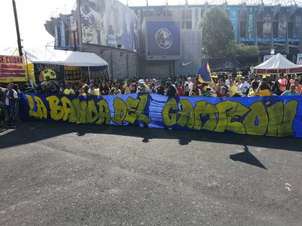 Afición americanista afuera del Estadio Azteca