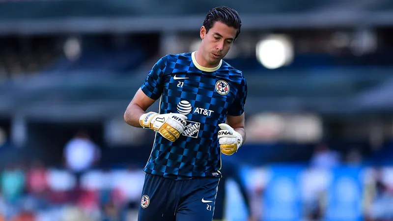 Jiménez calienta en la cancha del Estadio Azteca