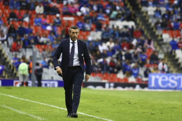 Pedro Caixinha durante un juego del Cruz Azul