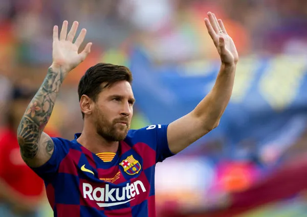 Lionel Messi ovacionado por el Camp Nou