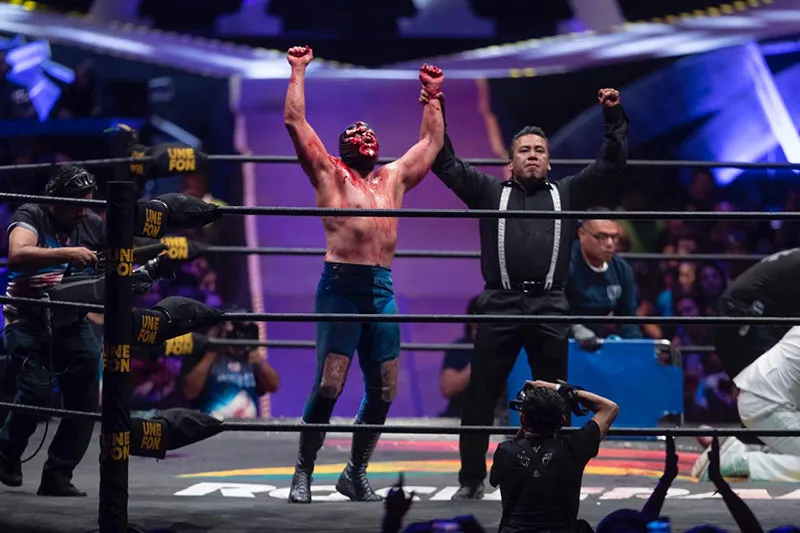 Blue Demon Jr. celebra su victoria en Triplemanía XXVII
