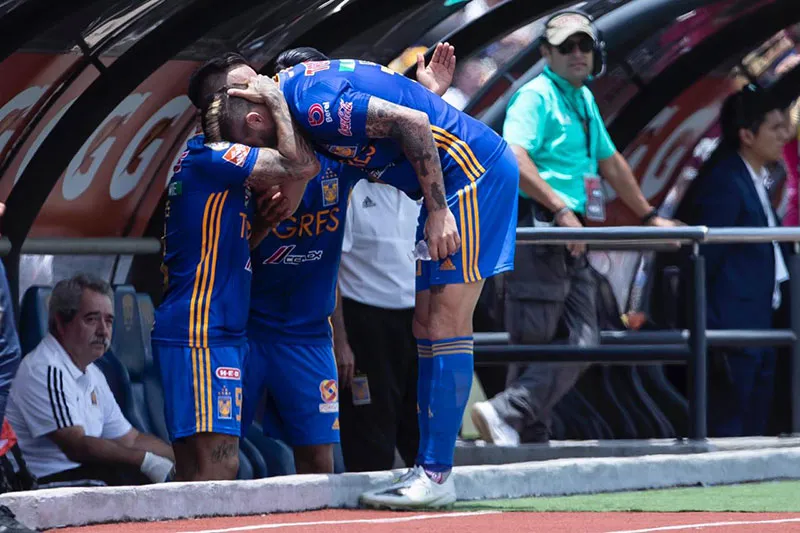 André Pierre Gignac es felicitado por sus compañeros