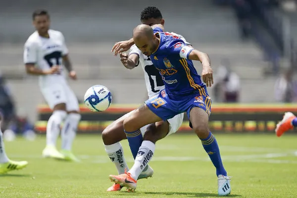 IMAGO7 Pizarro disputa un esférico durante el delo vs México