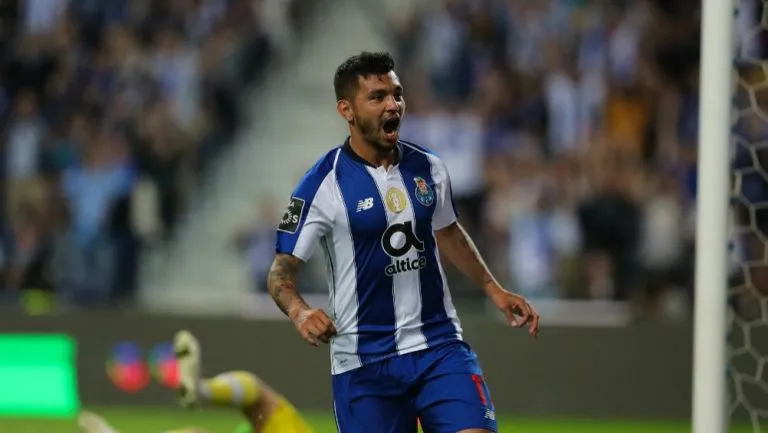 Tecatito Corona, en festejo de gol