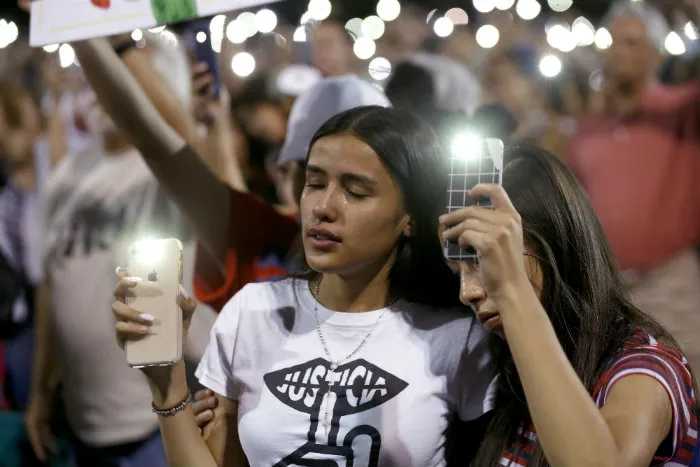 AP Personas en lamento tras tiroteo en centro comercial