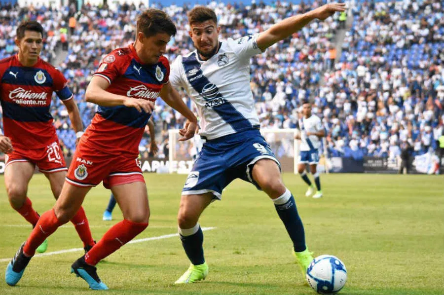 MEXSPORT Lucas Cavallini lucha por la esférica en el duelo contra Chivas