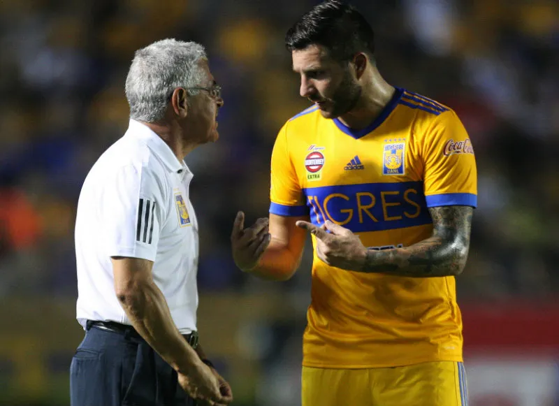 Tuca Ferretti y Gignac charlan en un juego de Tigres