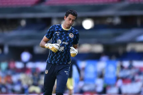 Jiménez en pleno calentamiento previo a un partido con América