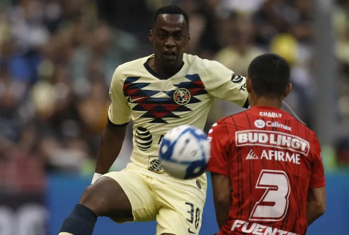 Fuentes pelea el balón durante el partido