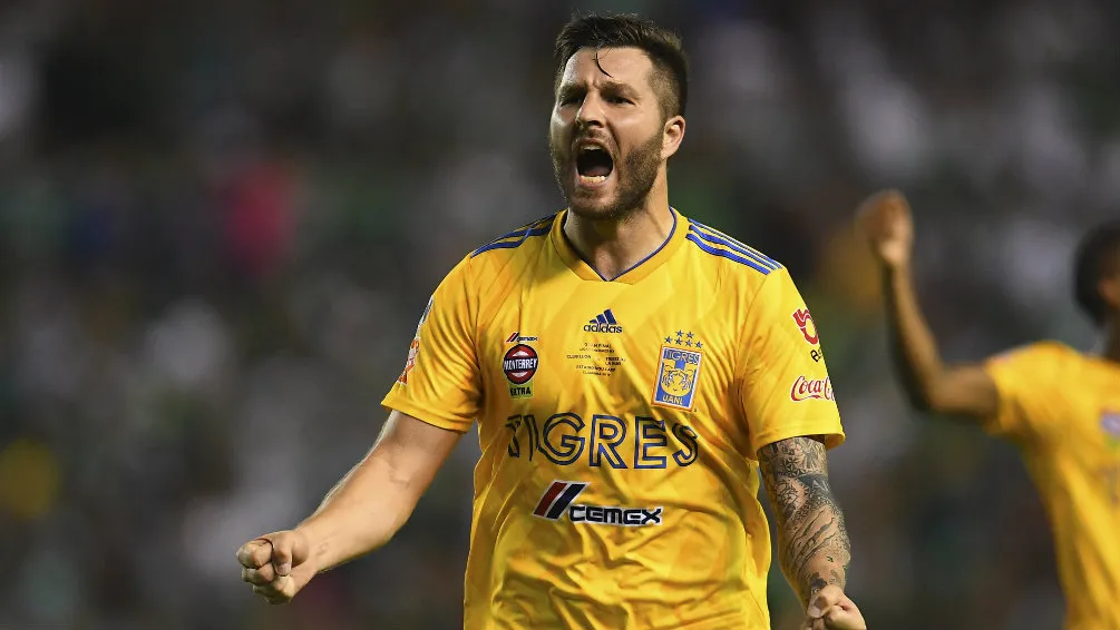 Gignac lanza un grito tras marcar un gol con Tigres