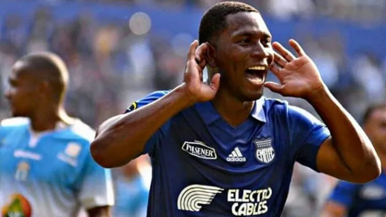 EMELEC Brayan Angulo festeja una anotación con Emelec