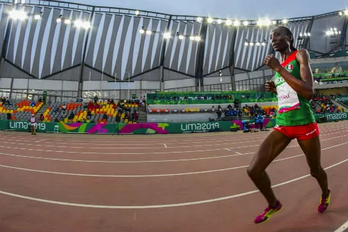 Biyaki en acción durante la prueba de 10 mil metros femenil