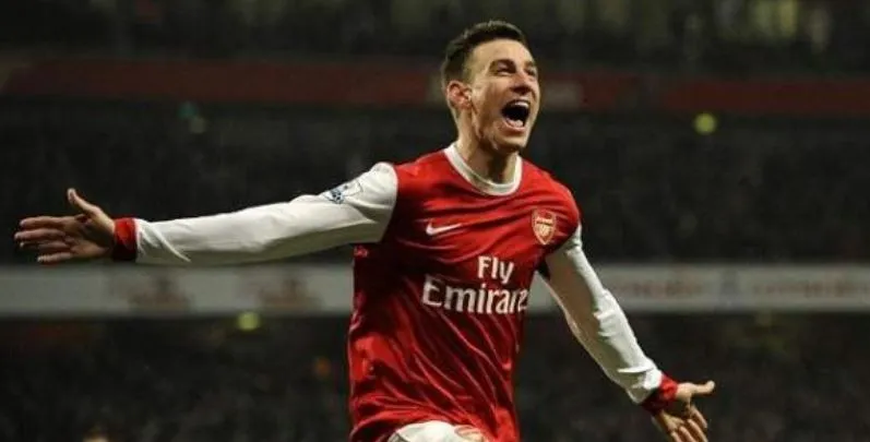 AP Laurent Koscielny celebra una anotación con el Arsenal