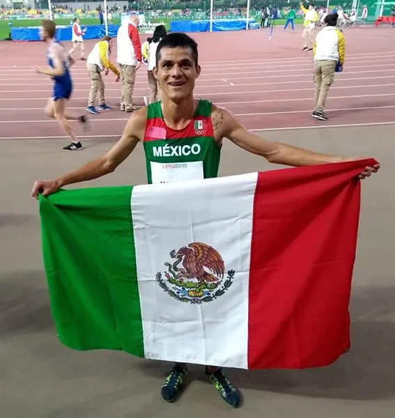 JOCELIN FLORES Fernando Martínez posa con la bandera de México