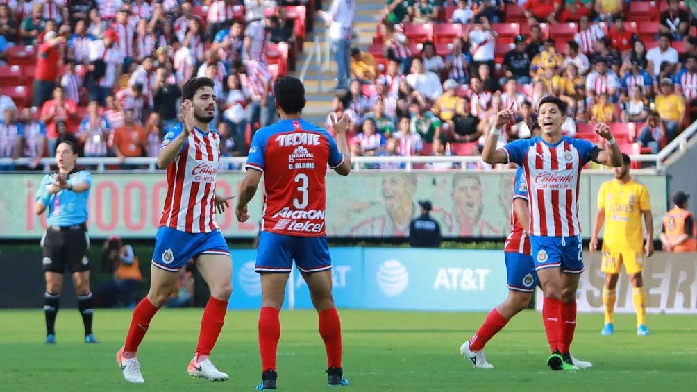 IMAGO7 El Pollo es reconocido por sus compañeros después del gol