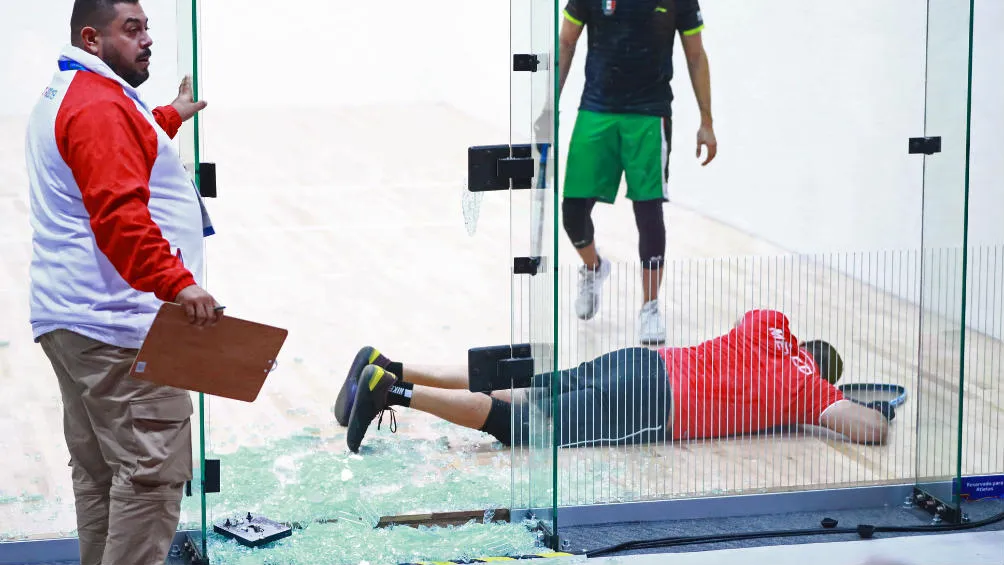 La imagen del mexicano tendido en el suelo esperando las asistencias médicas