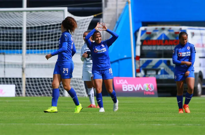Enciso festeja gol con Cruz Azul