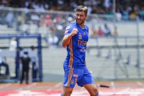 Gignac durante un partido contra Pumas