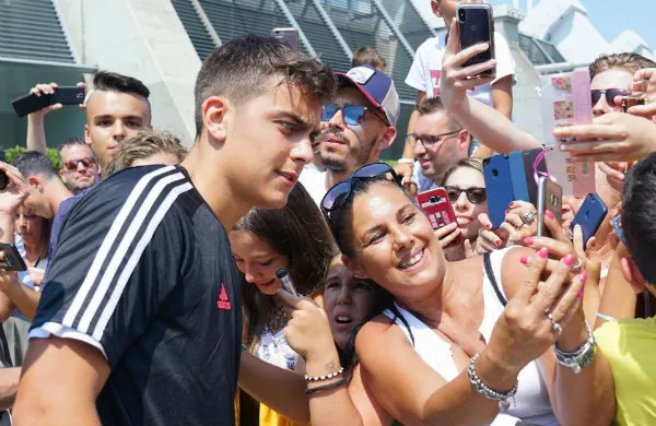 Paulo Dybala se toma fotos con algunos aficionados