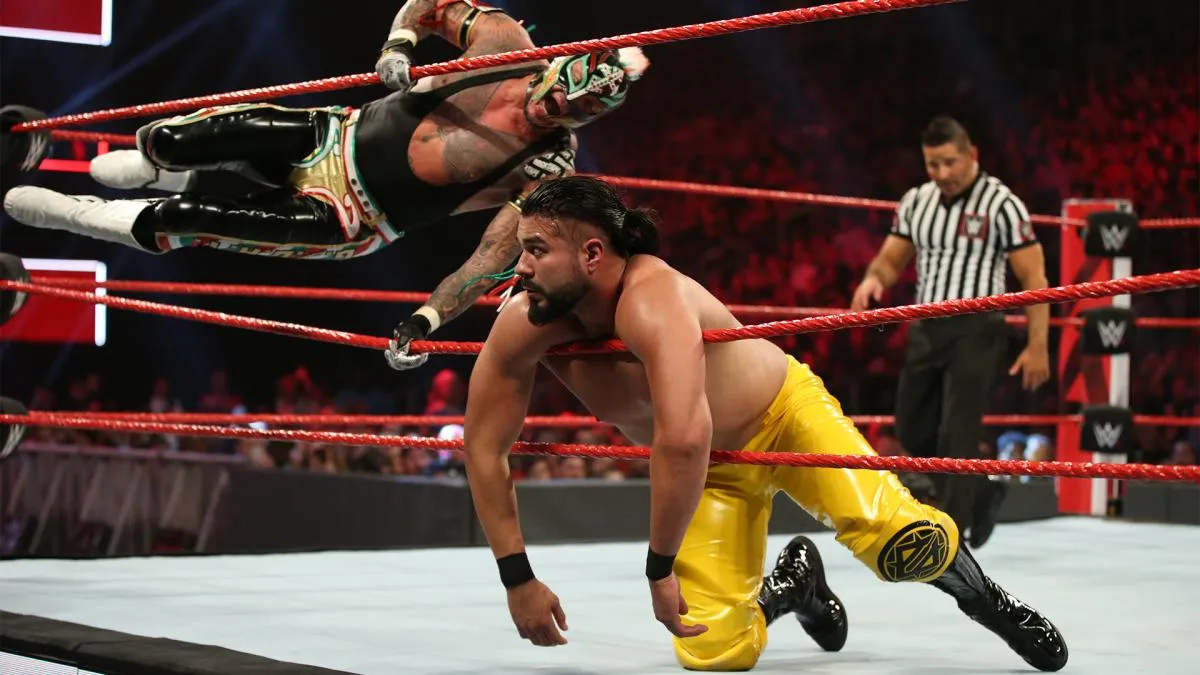 Rey Mysterio haciendo un 619 a Andrade Cien Almas
