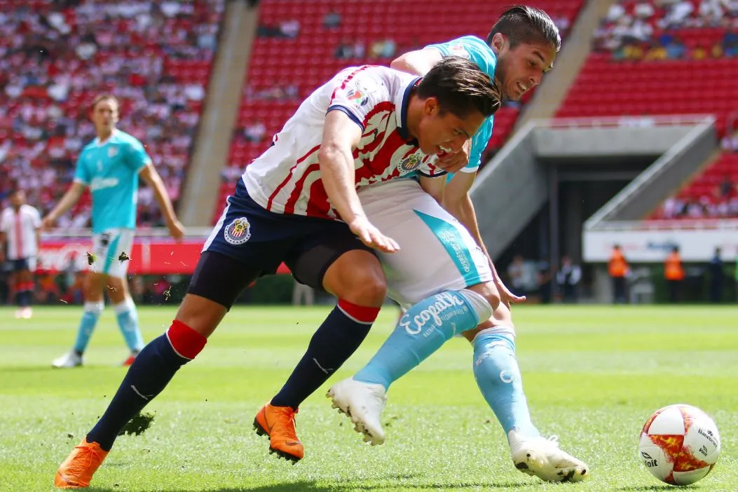 IMAGO7 Alan Cervantes y Javier Güemez, luchan por la redonda