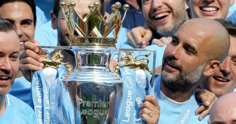 EFE Guardiola posa con el trofeo de la Premier League