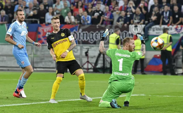 AP Marco Reus anota un gol con el Borussia Dortmund