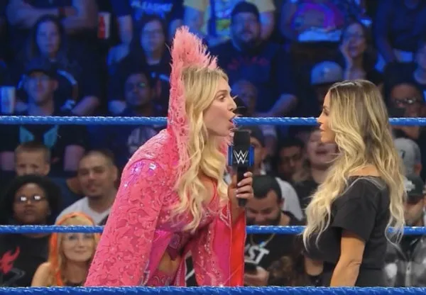 Charlotte Flair encarando a Trish Stratus