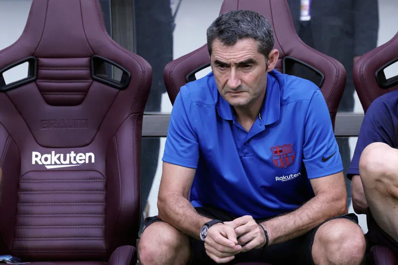 Ernesto Valverde observa el entrenamiento blaugrana