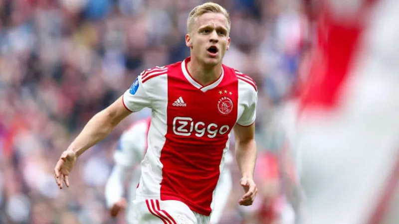 Donny van de Beek celebra un tanto con Ajax