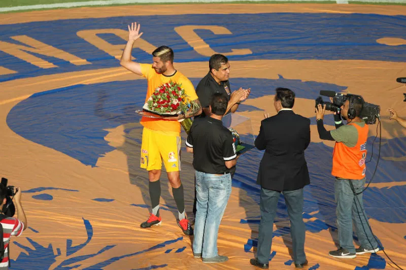 IMAGO7 Gignac agradece en el homenaje que le realizó Tigres en el Volcán