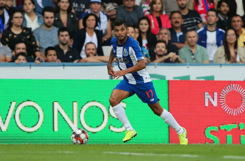 Tecatito Corona, en el juego entre Gil Vicente y Porto