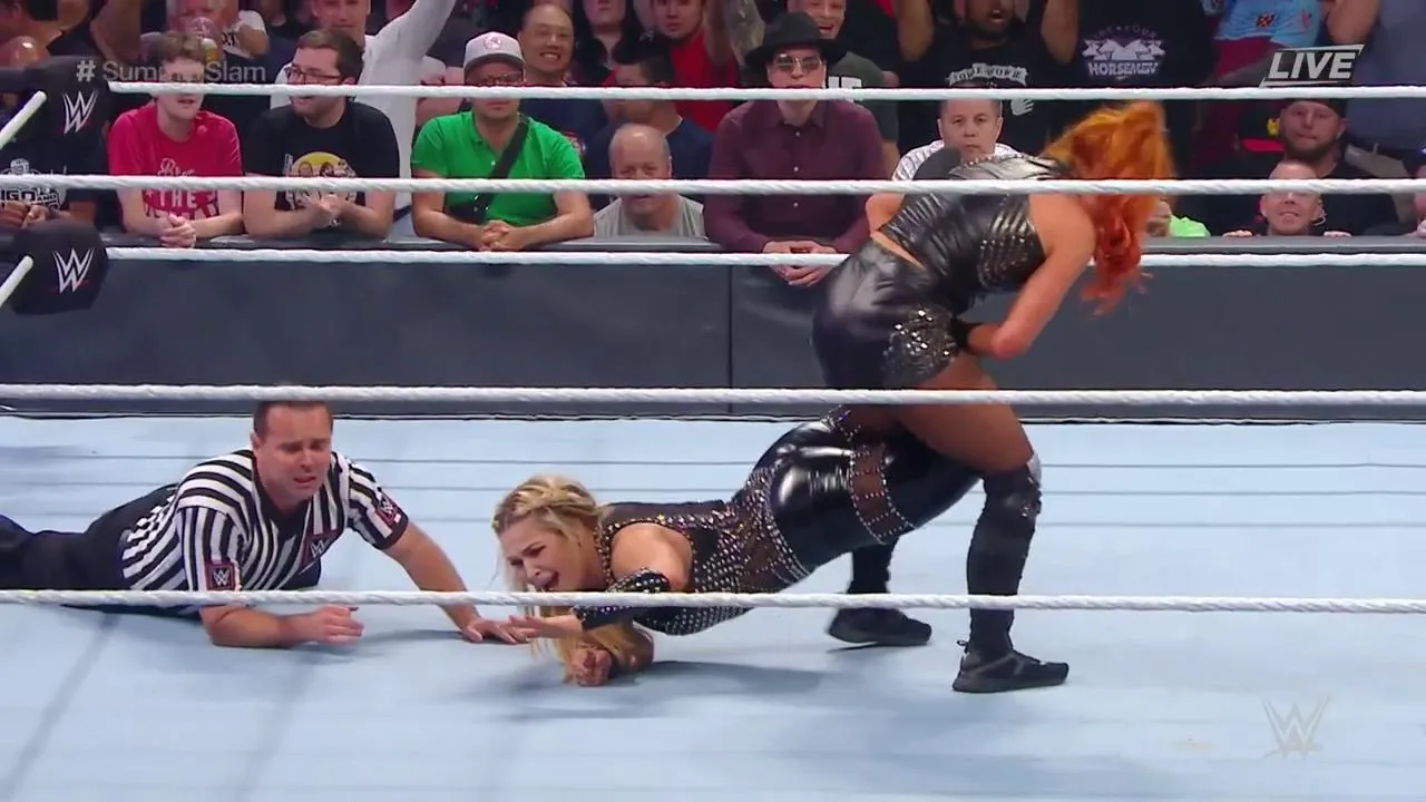 TWITTER @SUMMERSLAM Becky Lynch intenta hacerle una llave a Natalya
