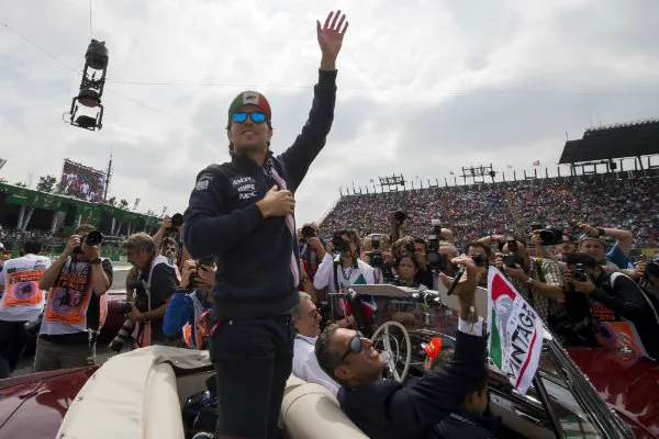 MEXSPORT Checo Pérez saluda a la afición en el GP de México