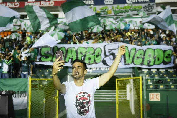 Fernando Navarro con la afición de León