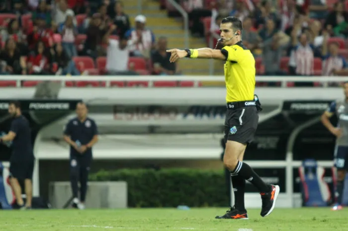 Árbitro, en el partido de Chivas