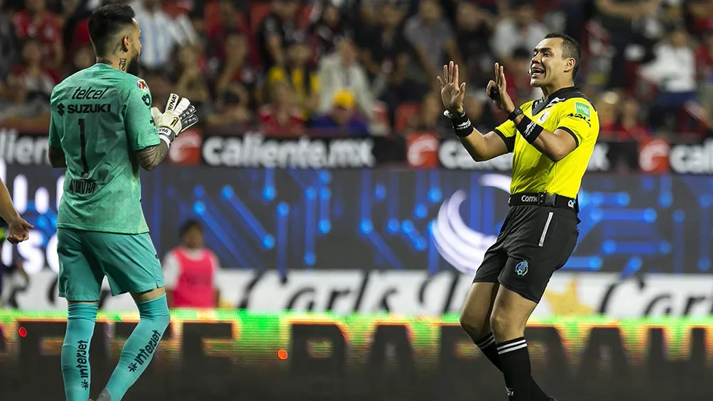 El arquero Saldívar, otro de los Pumas que ha sido apercibido