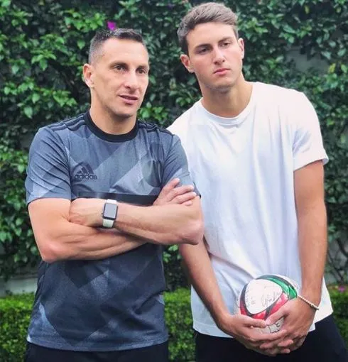 INSTAGRAM @SANT.GIMENEZ Chaco y Santiago Giménez posan para una foto