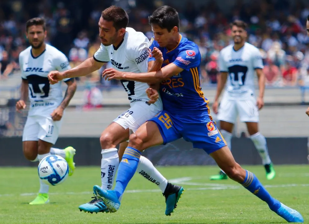 Damm lucha por la esférica en duelo contra Pumas