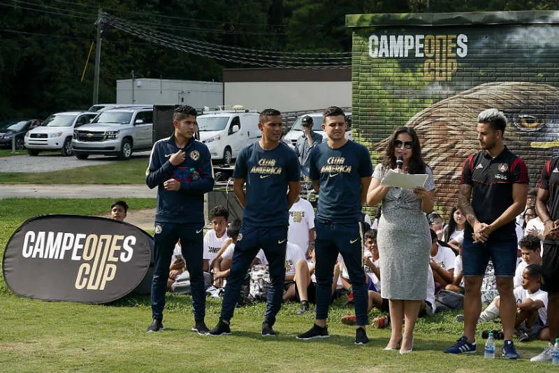 Jugadores del América en la entrega de una cacha en Atlanta