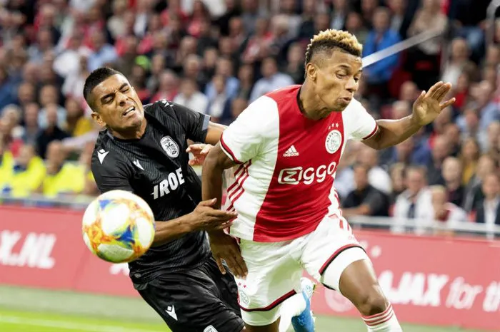 EFE Neres pelea por el balón